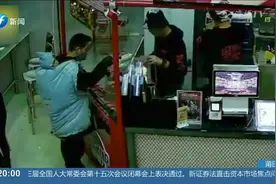 外卖小哥背2岁孩子送餐，店主：他来好几回了！视频封面