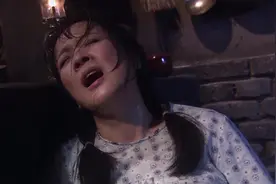 叶落长安：玉兰怀着孕还干苦力，动了胎气夜里早产，只能自己接生视频封面