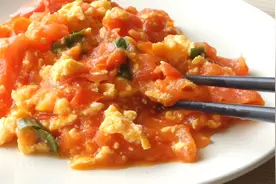 跟美食作家王刚学做西红柿炒鸡蛋，鲜嫩多汁超好吃，春日美食家