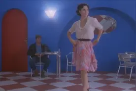 超性感美女一段舞蹈，迷倒了身边所有男人。视频封面