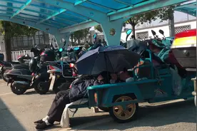 浙江小镇车站保安上班时间睡大觉 怕晒还专门撑了把伞视频封面