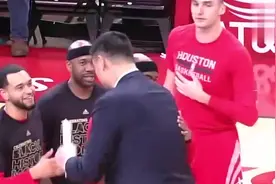 姚明在NBA最无解一战，独砍41分16篮板，2个人防他不够用视频封面
