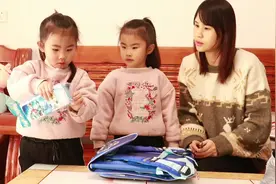 双胞胎学校得奖状，妈妈奖励她们神秘礼物，孩子收到礼物高兴万分