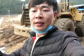 开着铲车铲兔粪，5000一个月，就是味道有点难闻视频封面