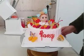 小芹教大家做一款简单的水果娃娃蛋糕，大家也可以自己在家做
