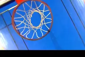 篮球火：元大鹰半场起跳扣篮，这是什么神奇步法，能停在空中视频封面