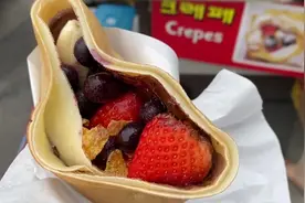 首尔东大门街头小吃草莓香蕉华夫饼视频封面