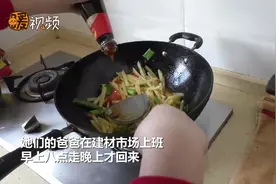 10岁小女孩在家带3岁妹妹变身小厨娘 为坚守一线上班的母亲送饭视频封面