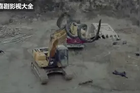 经典影视：挖掘机大战蟒蛇，刺激