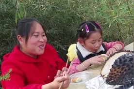 胖妹160元买个榴莲，炭火烤50分钟，味道究竟如何？胖妹咋这表情视频封面