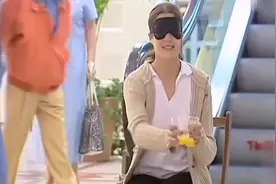 国外爆笑街头恶搞：蒙眼品尝橙汁，桌子被悄悄撤走视频封面