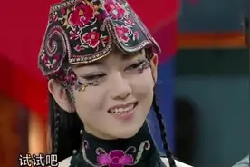 杨丽萍坚持留了40年的长指甲，她平时洗头竟是这样的，堪称神奇视频封面