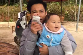 韦庆达给孩子换新奶瓶，孩子很开心，老是动不动笑一下，太可爱了