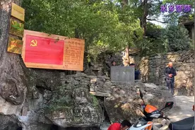 路过一个红色的寨子，村里的老人都在大树下乘凉视频封面