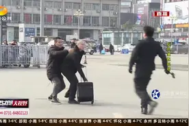 长沙火车站现疯狂歹徒，手拿斧头一阵疯砍？反恐现场惊险刺激视频封面