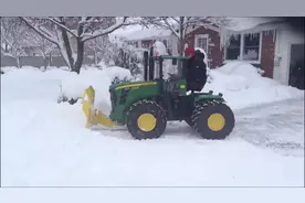 农场主自制迷你版约翰迪尔9630拖拉机，清理自家门前积雪视频封面