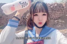 豆芽去考科一，被驾校的大巴拉去农村，在土堆上排队，满地烂砖头视频封面