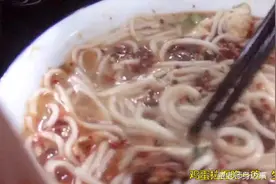 这才是正宗的兰州拉面，大煎蛋配着拉面，看着过瘾吃着酸爽