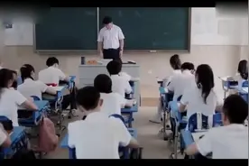 小女孩上课闲着没事干，居然放屁玩，学霸：你这是荡气回肠啊！视频封面