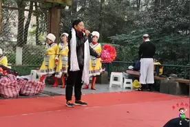 大叔在人民公园唱歌，歌声嘹亮整个成都市都听得见视频封面