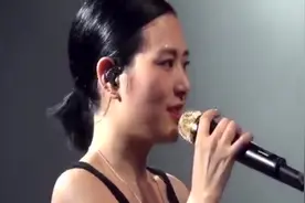歌者在事业巅峰时期因病被迫退出歌坛, 多年后复出演唱感动全场视频封面