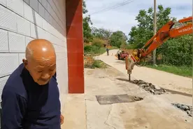 家门口的水泥路，被挖机打的稀烂，关键爷爷还去帮忙，这是为啥视频封面