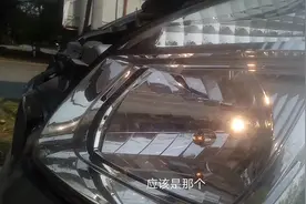 面包车大灯不亮怎么办，农村小伙自己动手更换灯泡