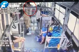 爱的传递！乘客走时借用一把雨伞，再来归还四把新伞