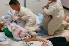 妈妈假装睡着，三胞胎儿子的举动，感动了所有人！视频封面