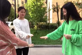 3姐妹玩80年代超火的游戏，妈妈看见非要玩，玩过的人都已经老了视频封面