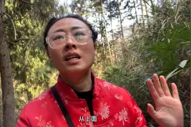 美女独自一人进山，爬到山顶说跟夏天一样热，穿个大红袄能不热吗视频封面