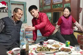 过年真好，公婆联手做年夜饭，放炮竹，祭拜老祖宗，真的太幸福了视频封面