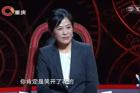 男子留学归来，新婚妻子捧鲜花迎接，丈夫却一脸嫌弃视频封面