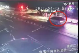 司机红绿灯下停50分钟仍不动 民警一查：酒驾睡着了图片