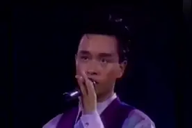 张国荣台上，调侃万梓良和邓萃雯，随后演唱《有谁共鸣》！视频封面