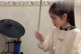 小女孩一曲《水手》，演奏得真精彩，忆起我自以为事的生活视频封面