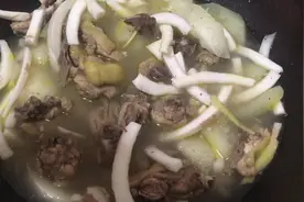 开1个椰子，杀1只土公鸡，烧个原味椰子鸡，清淡营养又美味