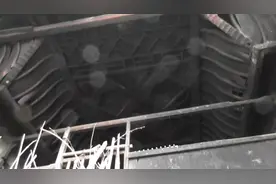 2位村民说花屋里面木工吊顶的雕花，2个师傅整整雕了3年才完成。