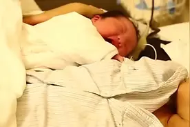 8斤胖丫头出生不哭不闹，爸爸：在娘胎里怎么不这样