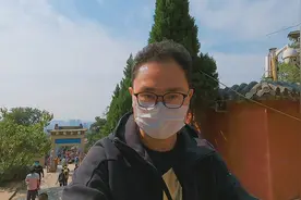 五一当天来爬泰山的游客多么，有没有人挤人呢？一起来看一下视频封面