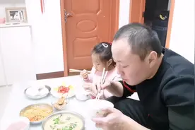 威海小伙做安康鱼炖豆腐，这样做鱼肉鲜嫩，闺女非常爱喝汤视频封面