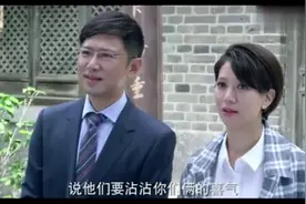 追剧：漂亮媳妇陪丈夫回农村，进门看到祖宅豪华，没想到这么有钱视频封面