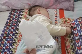 给一岁多的男宝换尿不湿，就像和一条小鳄鱼在搏斗，太难了视频封面