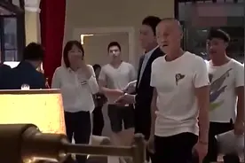 靳东白百何上演真吻戏，因机器失误笑场被导演骂！ 真是太好笑视频封面