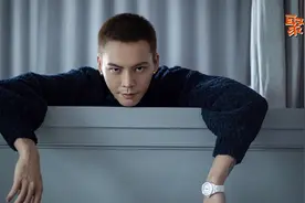 网友坐地铁偶遇陈伟霆，原来是视觉错位