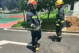 惊！1.5米眼镜蛇“造访”居民区，湘潭消防员巧施计将其擒获