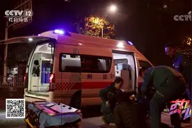 男护士当班出车 竟接到自己突发状况的孕妻 医护人员"心酸的浪漫"视频封面