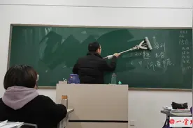 时下最流行的擦黑板的方法，你是否又立刻回到了自己的高中时代