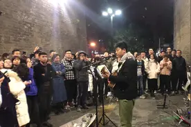 宋冬野的民谣为什么能这么受欢迎，听完这首《安和桥》你大概就懂