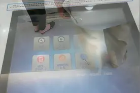 小伙子去银行开通手机银行，30分钟就搞定了，第一次办业务那么快视频封面